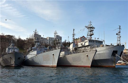 Russische Kriegsschiffe liegen im Hafen von Sewastopol.