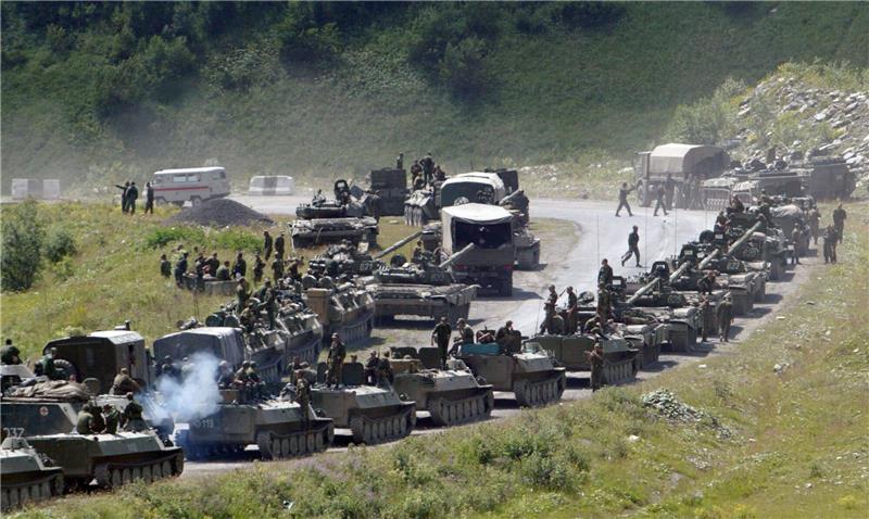 Georgien erinnert an Krieg mit Russland vor 15 Jahren Russische Panzer fahren am 9. August 2008 nach Zchinwali, die Hauptstadt von Georgiens abtrünniger Region Südossetien.