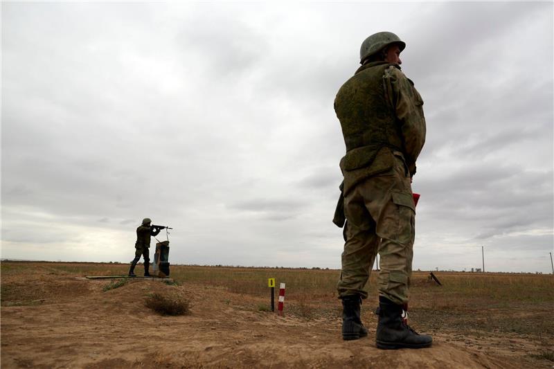 Putin lässt 150.000 Wehrdienstpflichtige einziehen Russische Rekruten auf einem Schießplatz während einer militärischen Trainingseinheit.