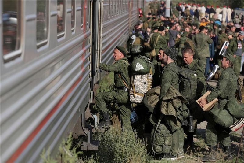 London: Russland lässt Rekruten in Belarus ausbilden Russische Rekruten steigen auf einem Bahnhof in der russischen Region Wolgograd in einen Zug.