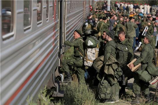 Russische Rekruten steigen auf einem Bahnhof in der russischen Region Wolgograd in einen Zug.