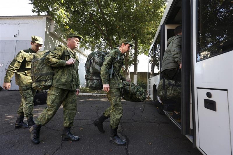Merkels Ex-Berater Erich Vad analysiert den Ukraine-Krieg Russische Rekruten steigen in einen Bus in der Nähe eines militärischen Rekrutierungszentrums. Der russische Präsident Putin hat inzwischen eine Teilmobilisierung von Reservisten angeordnet, um seine Streitkräfte in der Ukraine zu verstärken. Foto: Uncredited/AP/dpa