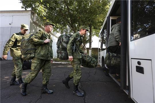 Russische Rekruten steigen in einen Bus in der Nähe eines militärischen Rekrutierungszentrums. Der russische Präsident Putin hat inzwischen eine Teilmobilisierung von Reservisten angeordnet, um seine Streitkräfte in der Ukraine zu verstärken. Foto: Uncredited/AP/dpa