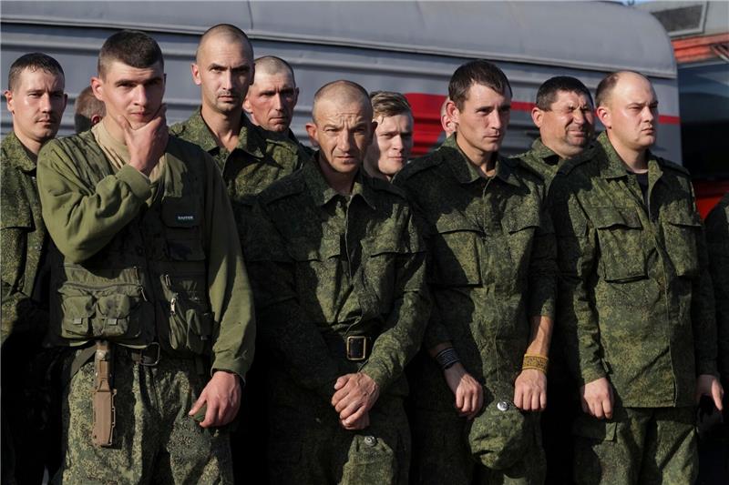 Russisches Militär kann Front in Ukraine nicht stabilisieren Russische Rekruten warten auf einem Bahnhof in der Region Wolgograd auf einen Zug.