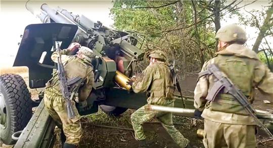 Russische Soldaten bereiten sich auf den Abschuss einer 152,4-mm-Haubitze des Typs Msta-B vor, die an einem nicht genannten Ort in der Ukraine stationiert ist.