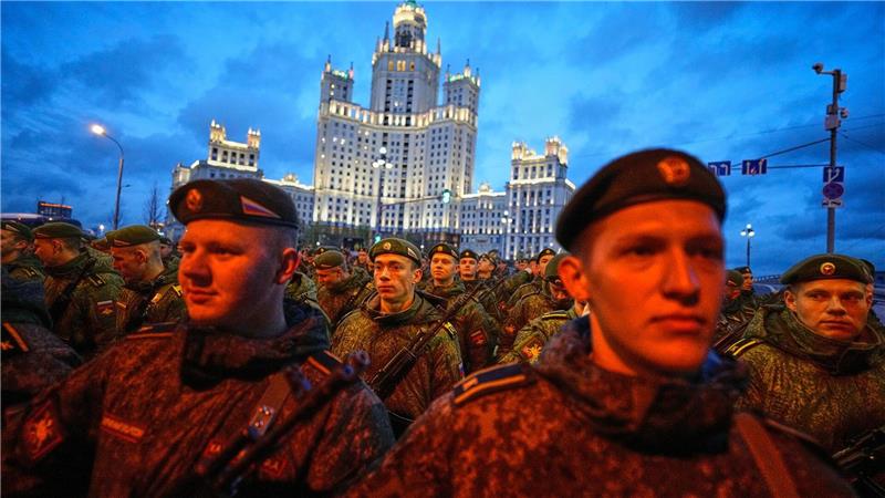 Russische Soldaten bereiten sich in Moskau auf eine Probe der Militärparade zum Tag des Sieges vor.