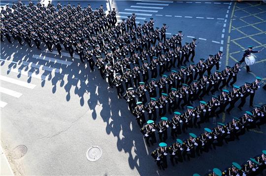 Russische Soldaten marschieren in Moskau zum Roten Platz, um an einer Generalprobe für die Militärparade zum Tag des Sieges teilzunehmen.