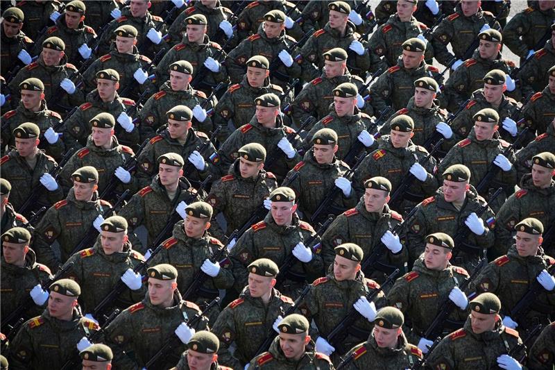 Krieg gegen die Ukraine: So ist die Lage Russische Soldaten marschieren während einer Militärparade durch Moskau. Medienberichten zufolge werden in der Söldnereinheit «Redut» Scharfschützinnen und Bedienerinnen von Drohnen angeworben.