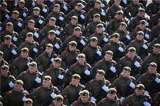 Russische Soldaten marschieren während einer Militärparade durch Moskau. Medienberichten zufolge werden in der Söldnereinheit «Redut» Scharfschützinnen und Bedienerinnen von Drohnen angeworben.