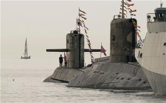 Russische U-Boote und Kriegsschiffe an der St. Petersburger Marinestation.