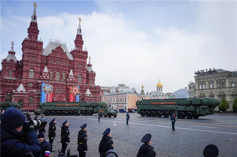 Moskau feiert Sieg von 1945 - und Ukraine-Krieg Russische ballistische RS-24 Yars-Raketen sind während der Militärparade auf dem Roten Platz zu sehen.