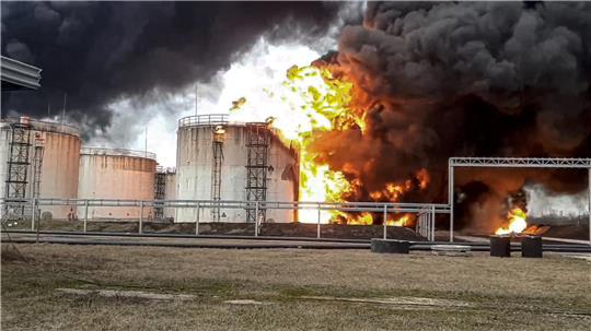 Russland setzt Reservisten im Kampf gegen Kiewer Drohnen ein Russland, Belgorod: Dieses vom Pressedienst des russischen Katastrophenschutzministeriums am Freitag, dem 1. April 2022, veröffentlichte Foto zeigt den Brandherd eines Öldepots. Damals teilte der Gouverneur des Gebiets Belgorod mit, in dem Depot in der Großstadt Belgorod sei es nach dem Angriff zu einem Brand gekommen. Die Ukraine greift als Teil ihres Verteidigungskampfes gegen den russischen Angriffskrieg immer wieder Ziele in Russland mit Drohnen an.