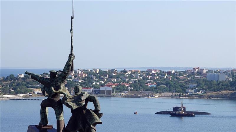 Kiew deutet Verhandlungen über Krim an Russland annektierte die ukrainische Halbinsel Krim bereits im Jahr 2014 - im Bild zu sehen die Hafenstadt Sewastopol hinter dem sowjetischen Denkmal «Soldat und Seemann».
