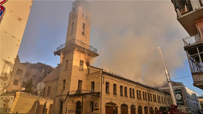 Moskaus Angriff hält Kiew in Atem Russland griff laut Militärverwalter Tymur Tkatschenko erstmals gezielt historische Architektur und Gedenkstätten an.