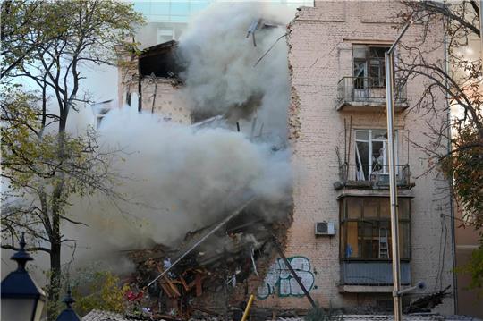 Russland hat am Montagmorgen Kiew erneut mit Drohnen angegriffen. Laute Explosionen erschütterten die Stadt, Gebäude wurden in Brand gesetzt, Menschen retteten sich in Schutzräume.