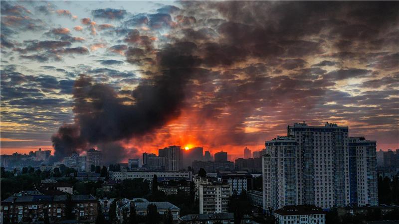 Russland hat die Ukraine in der Nacht zu Sonntag mit einem massiven kombinierten Angriff überzogen. 