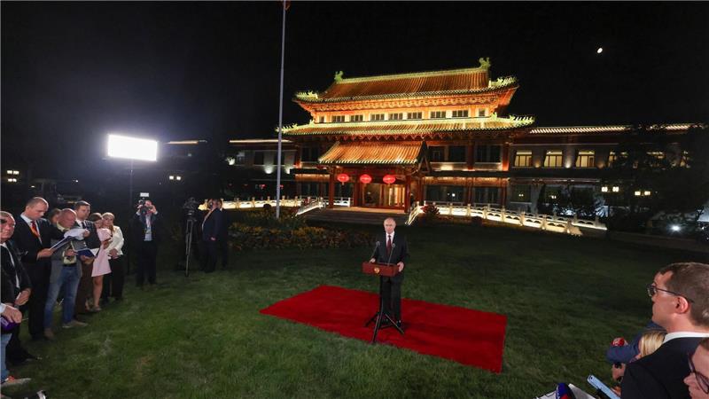 Putin droht Ukraine mit Fortsetzung des Kriegs Russland könne seine Ziele in der Ukraine auch militärisch erreichen, sagte Putin bei einer Pressekonferenz in Peking.