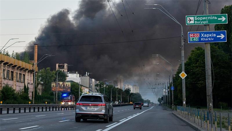Massiver russischer Raketenangriff trifft Kiew schwer Russland traf nach eigenen Angaben auch ein Logistikzentrum für die Lagerung von Bauteilen für Waffen in Kiew.
