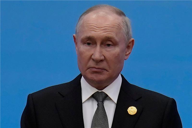 Russland will im kommenden Jahr sechs Prozent seines BIP für Verteidigung ausgeben. Das wird die Wirtschaft des von Wladimir Putin regierten Landes zunehmend belasten, so Experten.