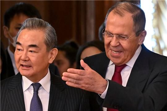Russlands Außenminister Sergej Lawrow empfing am Mittwoch Wang Yi, den leitenden Außenpolitiker von China.