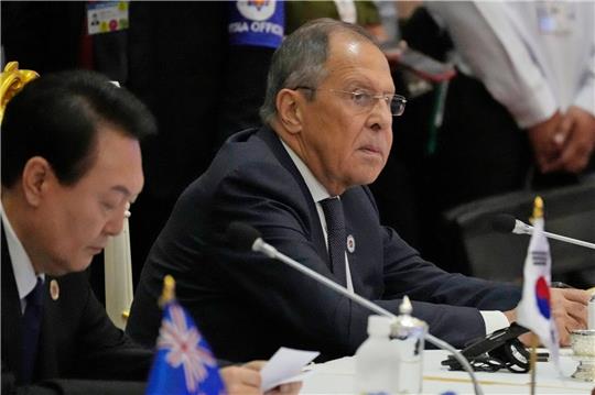 Russlands Außenminister Sergej Lawrow (r) in Phnom Penh.