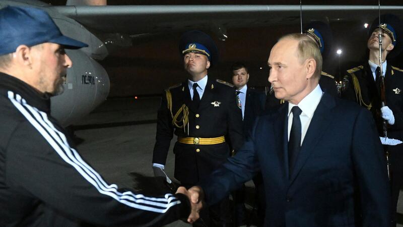 Deutschlands „hochsensibles Dilemma“ beim Gefangenen-Deal Russlands Präsident Putin begrüßt den freigelassenden Krassikow.