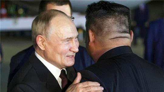 Russlands Präsident Putin dankte in Pjöngjang seinem Gastgeber Kim für die Unterstützung der russischen Politik im Moskauer Angriffskrieg gegen die Ukraine.