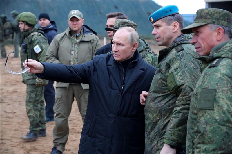 Truppenübungsplatz: Putin feuert mit Scharfschützengewehr Russlands Präsident Wladimir Putin besucht ein militärisches Ausbildungszentrums für Reservisten in der Region Rjasan.