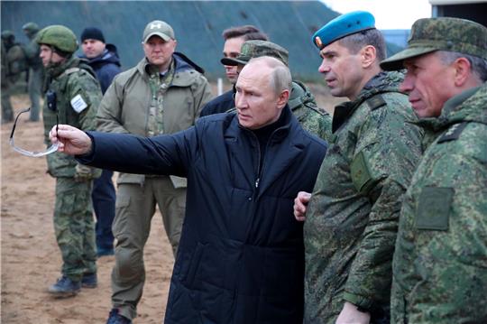 Russlands Präsident Wladimir Putin besucht ein militärisches Ausbildungszentrums für Reservisten in der Region Rjasan.