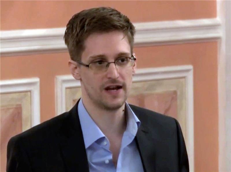 Snowden verteidigt seine russische Staatsbürgerschaft Russlands Präsident Wladimir Putin hat dem ehemaligen US-Sicherheitsbeauftragten Edward Snowden die russische Staatsbürgerschaft verliehen.