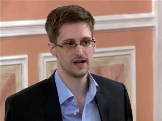 Russlands Präsident Wladimir Putin hat dem ehemaligen US-Sicherheitsbeauftragten Edward Snowden die russische Staatsbürgerschaft verliehen.