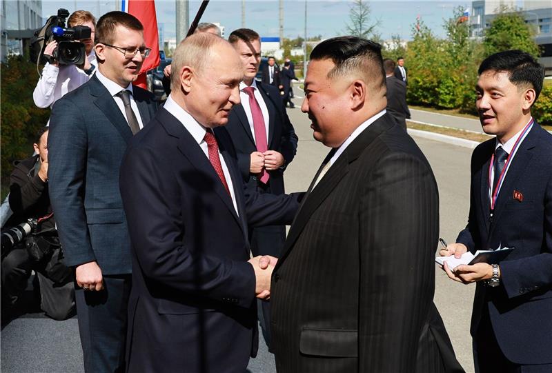 Kim verspricht Putin Unterstützung im Ukraine-Krieg Russlands Präsident Wladimir Putin (l), begrüßt Kim Jong Un, Machthaber von Nordkorea, am Weltraumbahnhof Kosmodrom Wostotschny.