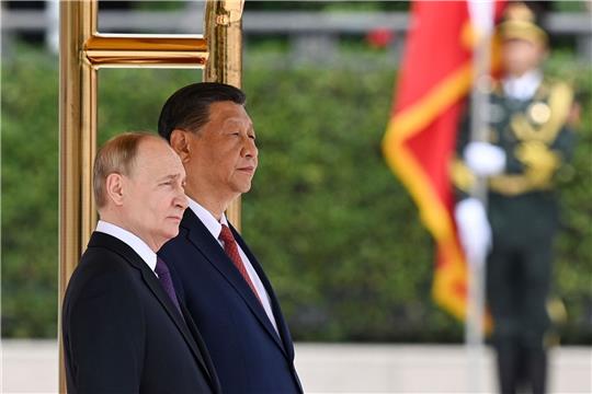 Russlands Präsident Wladimir Putin (l) ist für ein Treffen mit Chinas Staatschef Xi Jinping nach Peking gereist.