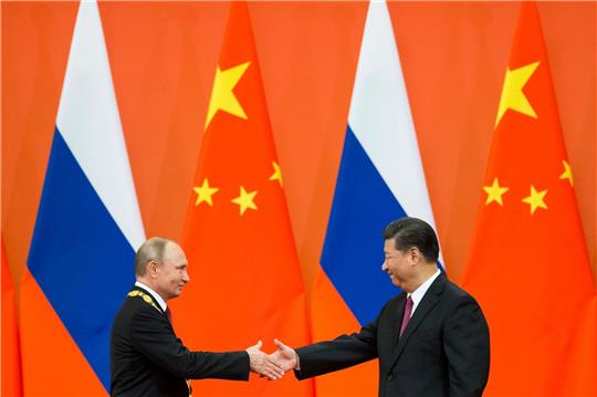 Russlands Präsident Wladimir Putin (l) und Chinas Staats- und Parteichef Xi Jinping bei einem Treffen in Peking im Juni 2018.