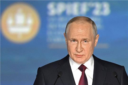 Russlands Präsident Wladimir Putin spricht auf dem Petersburger Wirtschaftsforum.