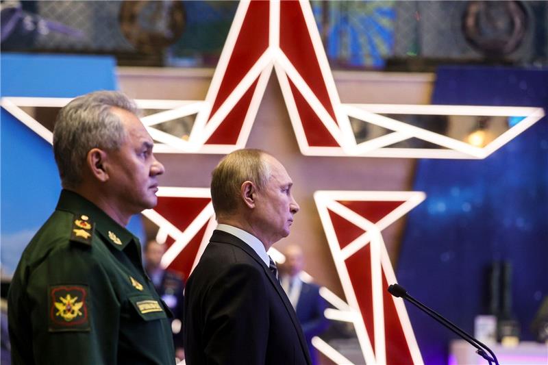 Russlands Behauptung zu radioaktiver Bombe zurückgewiesen Russlands Präsident Wladimir Putin und Verteidigungsminister Sergej Schoigu besuchen eine Militärausstellung in Moskau.