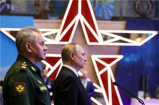Russlands Präsident Wladimir Putin und Verteidigungsminister Sergej Schoigu besuchen eine Militärausstellung in Moskau.