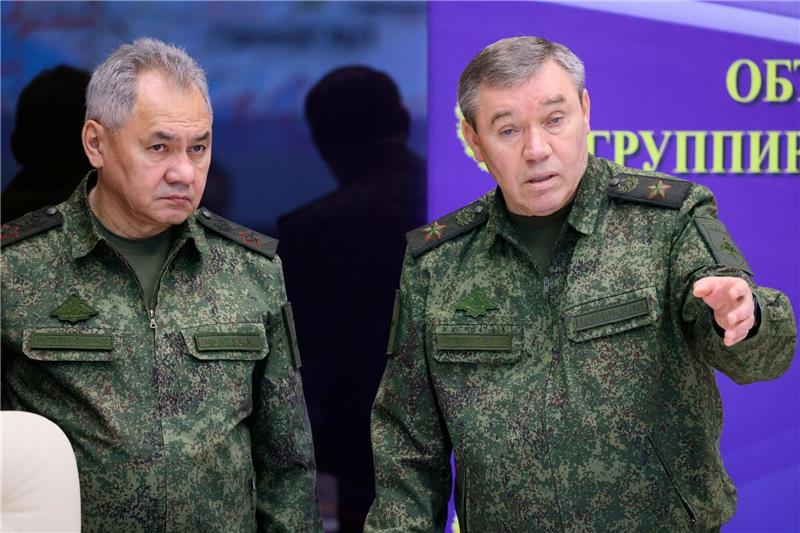 Skepsis gegen neuen russischen Oberbefehlshaber in Ukraine Russlands Verteidigungsminister Sergej Schoigu (l.), im Gespräch mit Waleri Gerassimow (Archivbild)
