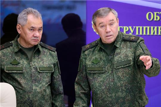 Russlands Verteidigungsminister Sergej Schoigu (l.), im Gespräch mit Waleri Gerassimow (Archivbild)