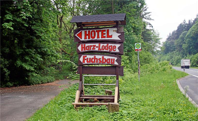 Rustikale Werbung für ein Hotel, das bis vor Kurzem als Integrationszentrum Flüchtlinge beherbergte.