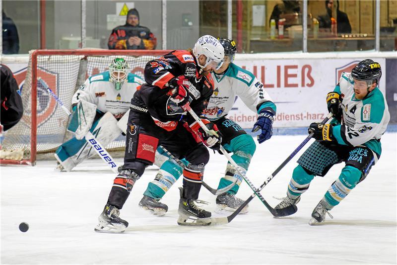 Ruven Bannach (l.) hat den Auftakt in die Play-offs verletzungsbedingt verpasst, will nun aber am Sonntag im ersten Halbfinale seine kämpferischen Qualitäten einbringen. 
