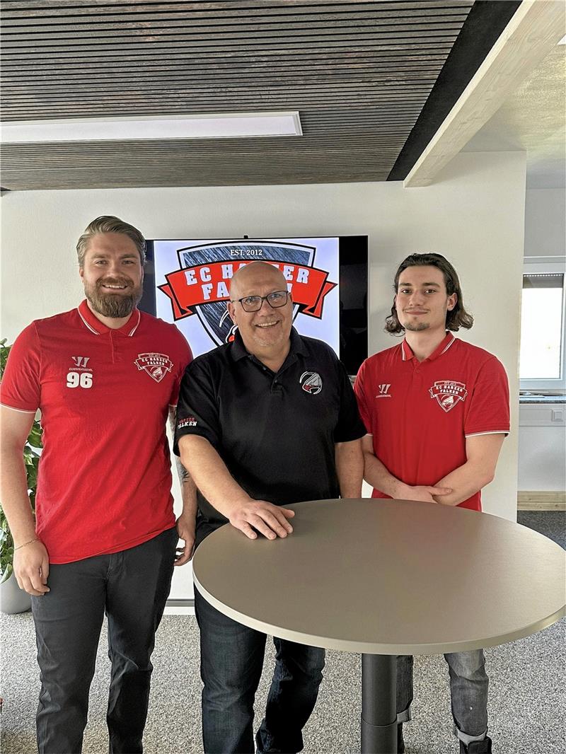 Zuwachs für den Kader der Harzer Falken – und die Liga? Ruven Bannach (li.) und Davide Vinci (re.) bleiben zur Freude von Präsident Klaus Waibel den Harzer Falken auch in der kommenden Regionalliga-Saison treu. Foto: Verein