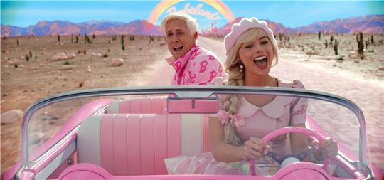Ryan Gosling als Ken und Margot Robbie als Barbie in einer Szene des Films "Barbie".