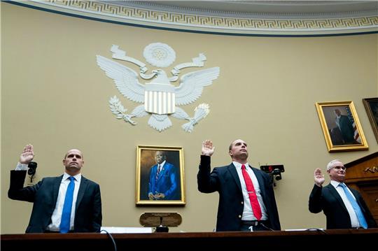 Ryan Graves (l-r), Geschäftsführer von Americans for Safe Aerospace, David Grusch, pensionierter Major der US-Luftwaffe, und David Fravor werden während einer Anhörung des Unterausschusses über unidentifizierte Flugobjekte vereidigt.