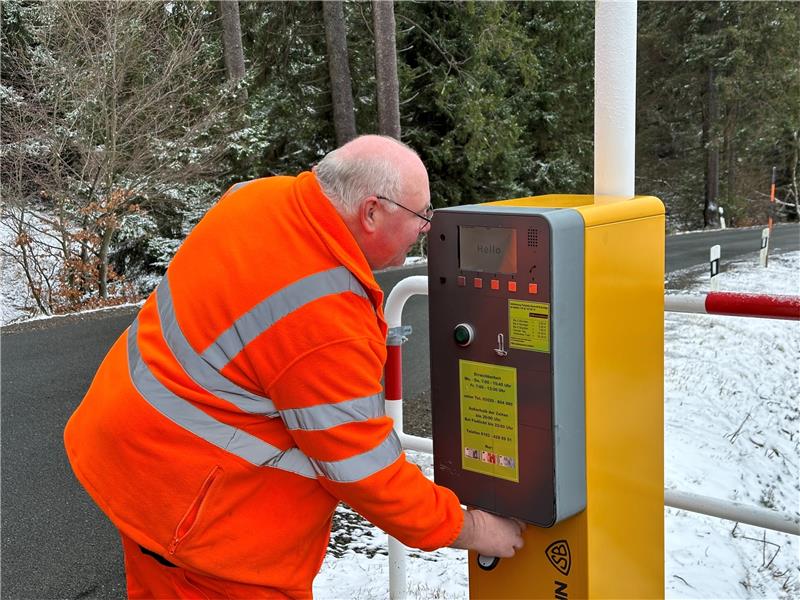 Braunlage: Hexenritt-Parkplatz macht Verluste SBB-Mitarbeiter Stefan Piuma wartet und kontrolliert am Mittwoch die Anlagen auf dem Parkplatz Hexenritt. Foto: Eggers