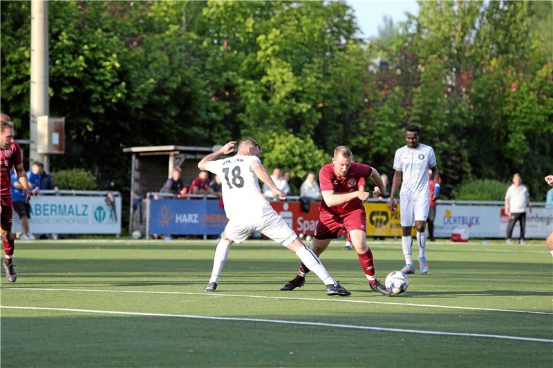 Oker ist sicher durch, Harlingerode hofft noch SC 18-Stürmer Eric-Bodo Lüddemann will sich gegen VfL-Innenverteidiger Dennis Zellmer durchzusetzen. Foto: Neuendorf