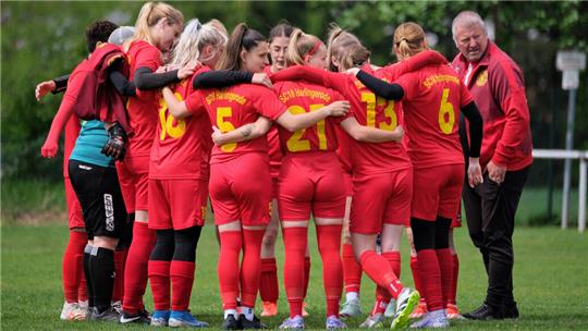 SC 18-Trainer Sven Liermann (r.) prophezeit den Harlingeröder Frauen eine schwierige Saison in der Fußball-Bezirksliga. Deshalb gilt genauso wie für das zweite Team aus dem Landkreis Goslar, SV Hahndorf: Der Zusammenhalt muss stimmen.