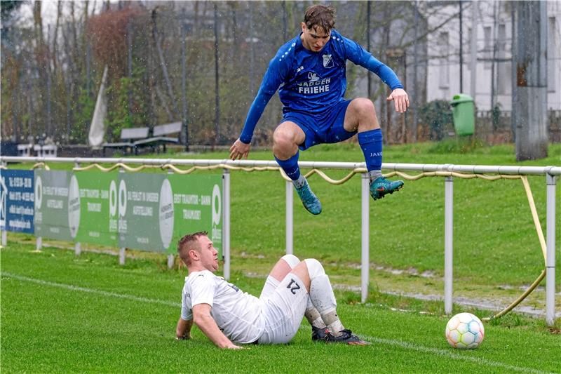 Die SG zieht glücklich ins Halbfinale ein SG-Verteidiger Josef Hegelmann stoppt sein hoch aufgerücktes Gegenüber Julian Laue im blauen Trikot der FG Vienenburg/Wiedelah an der Außenlinie. Foto: Drechsler