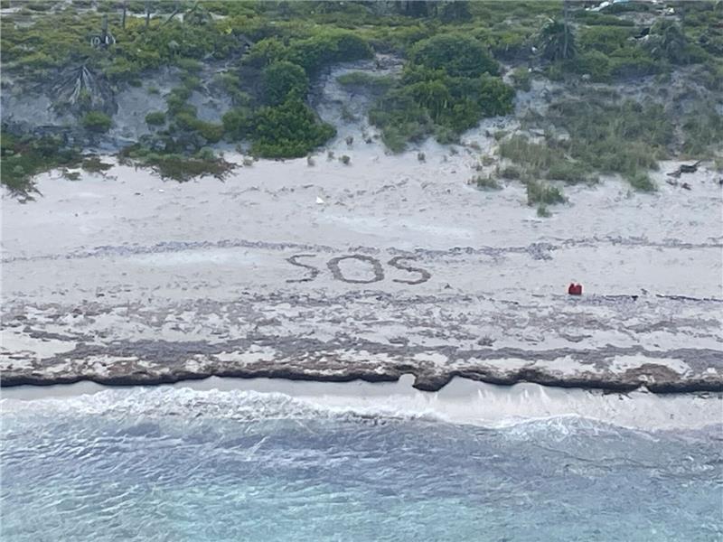 „SOS” im Sand: US-Küstenwache findet Gestrandeten «SOS»: Ein 64-jähriger Mann war drei Tage lang auf einer Insel in den Bahamas gestrandet.