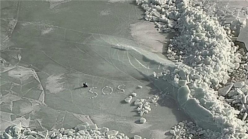 SOS auf dem Eis: Nach dem Einbruch ihres Zeltes ins Eis retten sich zwei Camper mit Mühe und werden nach fünf Stunden per Hubschrauber geborgen.